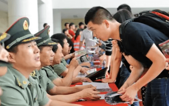本科畢業(yè)大學(xué)生當(dāng)兵政策2021，機(jī)遇與挑戰(zhàn)并存，本科畢業(yè)大學(xué)生當(dāng)兵政策2021，機(jī)遇與挑戰(zhàn)并存解析