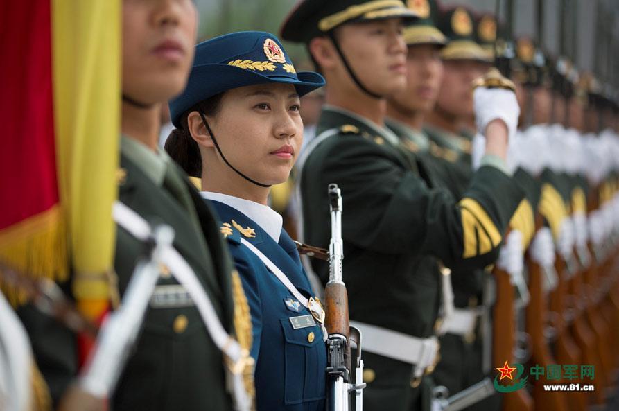 三軍儀仗隊女兵中隊，展現(xiàn)新時代巾幗英雄風采，三軍儀仗隊女兵中隊，新時代巾幗英雄的風采展現(xiàn)