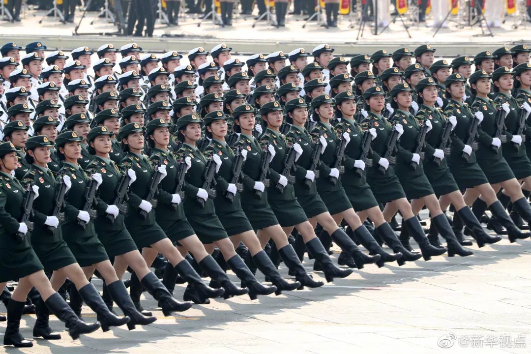 國慶閱兵女兵方隊(duì)視頻，展現(xiàn)新時(shí)代巾幗英雄風(fēng)采，國慶閱兵女兵方隊(duì)視頻，展現(xiàn)新時(shí)代巾幗英雄風(fēng)采閃耀閱兵場