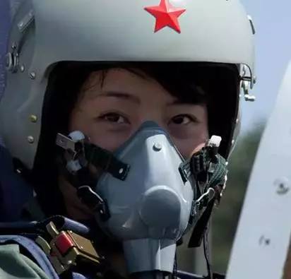 揭秘殲-10女飛行員犧牲真相，英雄背后的故事令人動容，揭秘殲-10女飛行員犧牲真相，英雄背后的感人故事