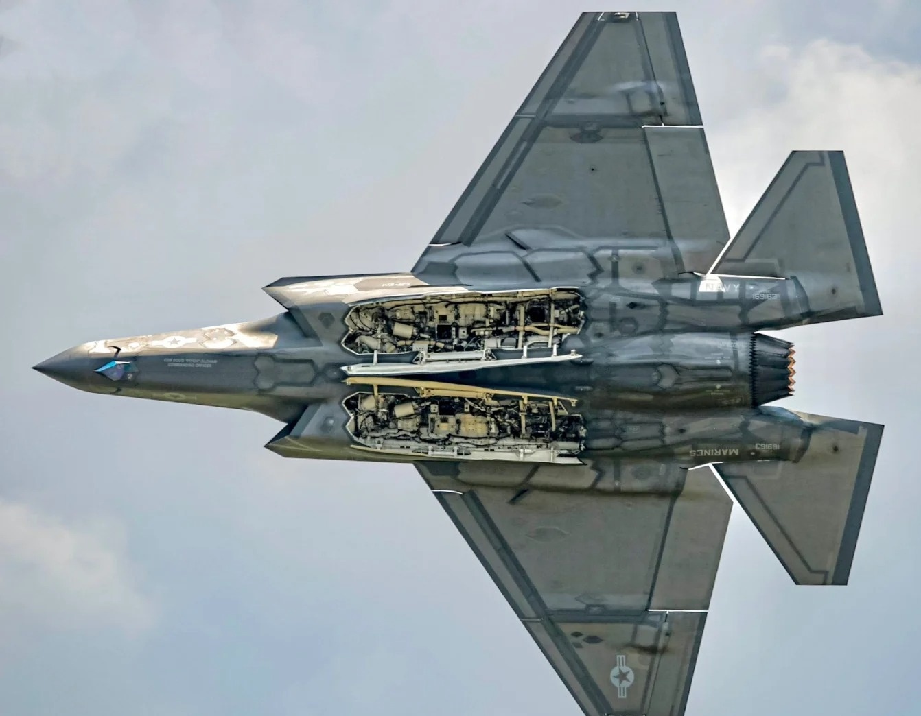 F-22與F-35，哪一款戰(zhàn)斗機(jī)更先進(jìn)？，F(xiàn)-22與F-35戰(zhàn)斗機(jī)性能對(duì)比，哪款更先進(jìn)？