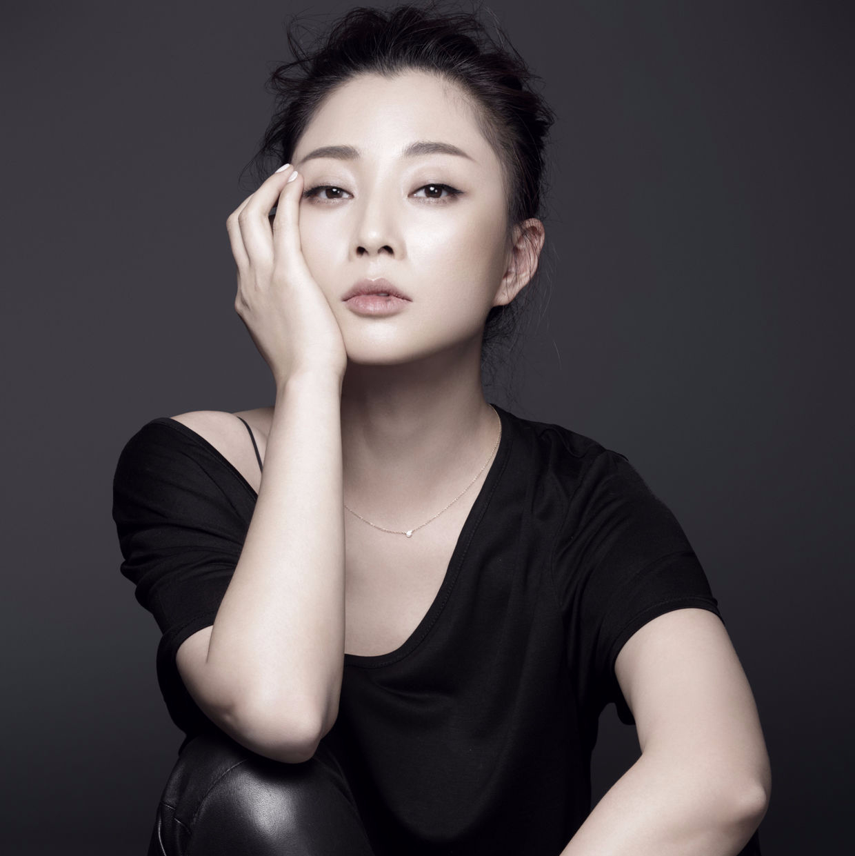 殷桃，43歲的魅力不減，近照展現(xiàn)歲月優(yōu)雅，殷桃，43歲魅力依舊，歲月雕琢優(yōu)雅近照展現(xiàn)風(fēng)采