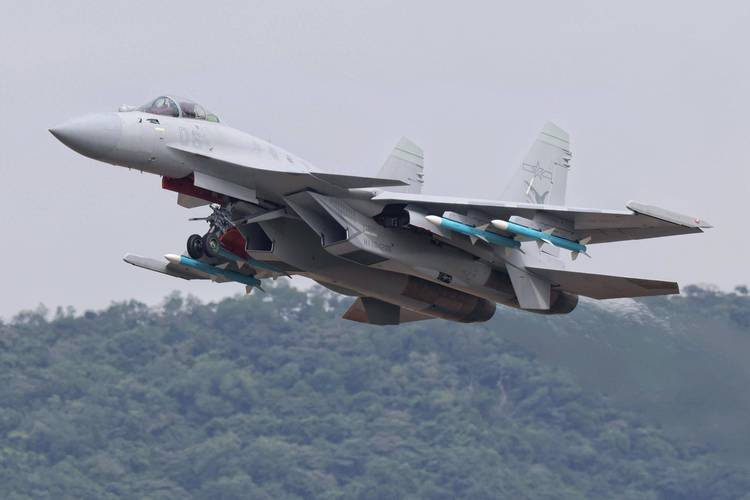 殲-15T，新一代艦載戰(zhàn)斗機的優(yōu)勢與挑戰(zhàn)，殲-15T新一代艦載戰(zhàn)斗機的優(yōu)勢與挑戰(zhàn)解析