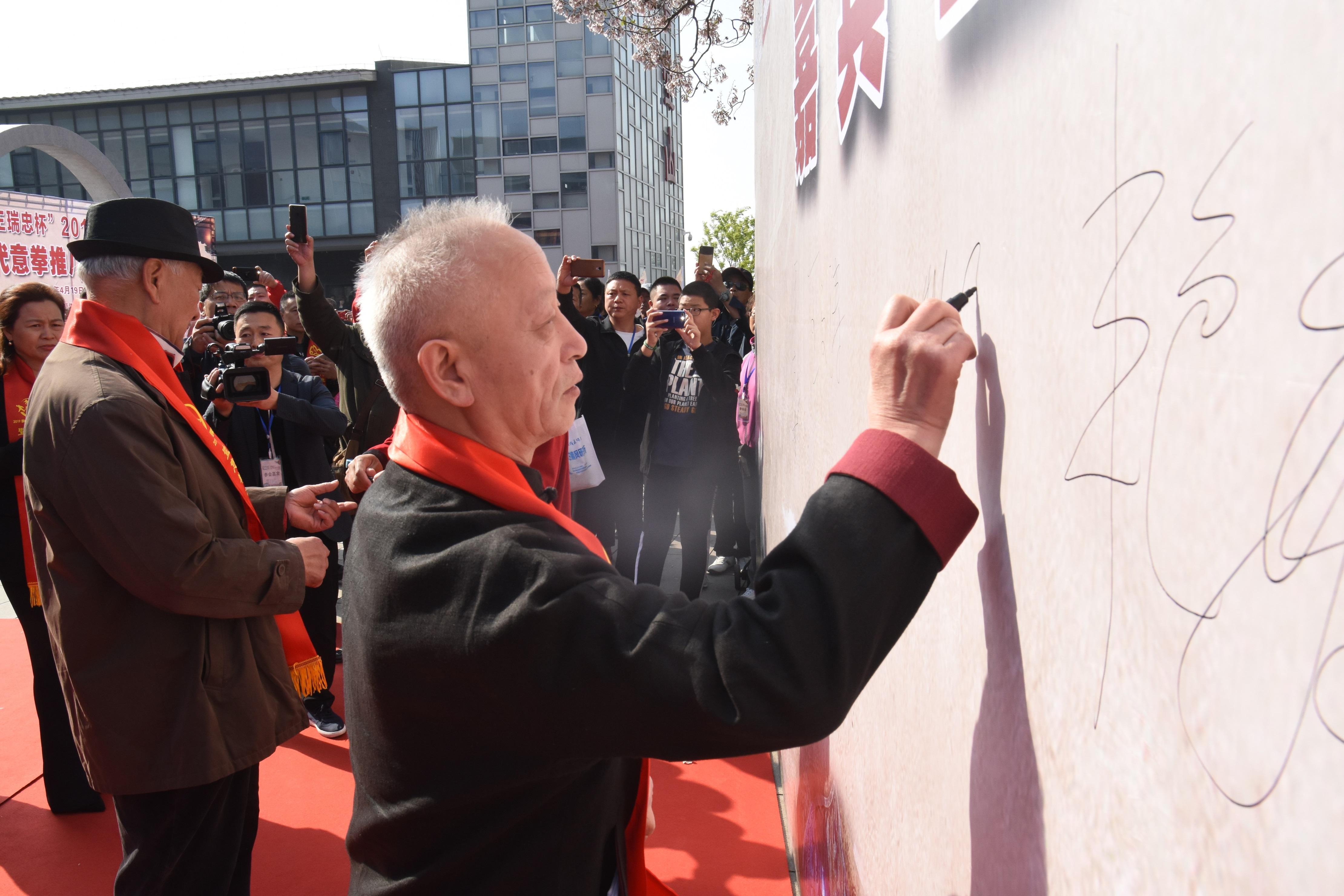 探索王中王一肖論壇，一網(wǎng)打盡所有信息，王中王一肖論壇全解析，一網(wǎng)打盡所有信息探索