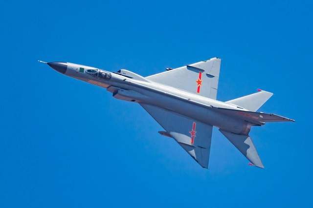 殲8戰(zhàn)斗機圖片，歷史、技術(shù)特點與現(xiàn)代價值，殲8戰(zhàn)斗機，歷史、技術(shù)特點與現(xiàn)代價值的探索之旅的圖片集錦