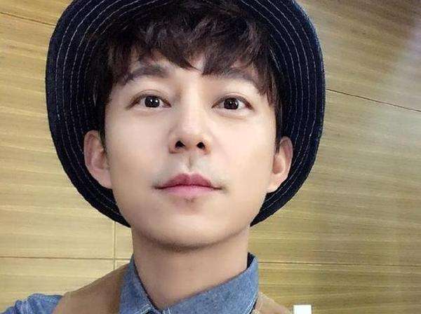 何炅的單身還是已婚狀態(tài)，深度解析與探討，何炅感情狀態(tài)深度解析，單身還是已婚之謎？