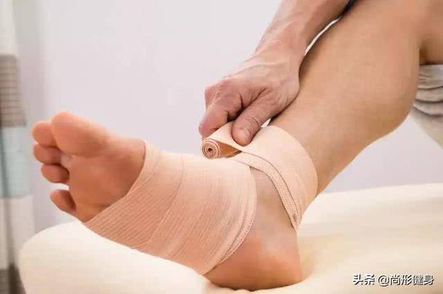 腳崴了腳側(cè)面鼓個包怎么辦？——全方位指南，腳崴后側(cè)面出現(xiàn)鼓包怎么辦？全方位指南幫你解決煩惱！