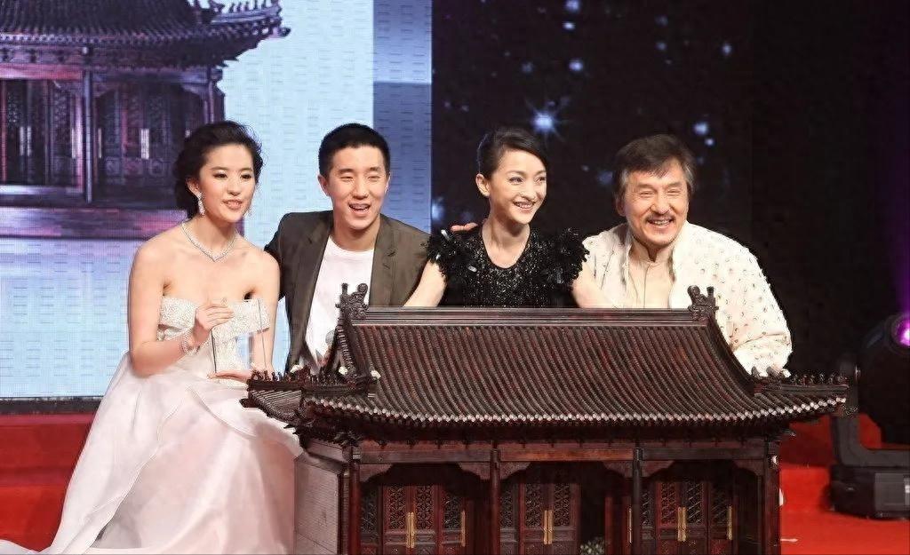 揭秘娛樂圈背后的秘密，那些與半個(gè)娛樂圈共眠的夜晚，娛樂圈背后的秘密，星光背后的不眠之夜