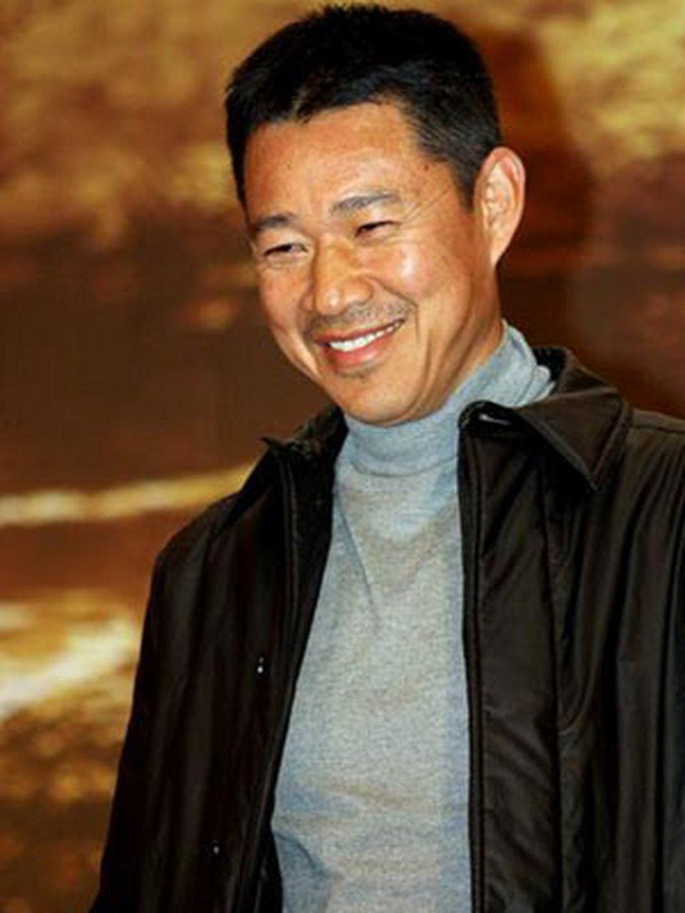 張豐毅個(gè)人資料簡(jiǎn)歷及妻子簡(jiǎn)介，張豐毅個(gè)人簡(jiǎn)介與妻子概況